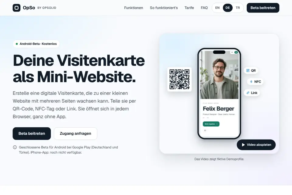 OpSo ana sayfası (Almanca): “Deine Visitenkarte als Mini-Website.” (Mini web sitesi olarak kartvizitiniz.) başlığı ve yanında kurgusal bir demo profili, QR kod, NFC ve bağlantı etiketleri gösteren bir telefon